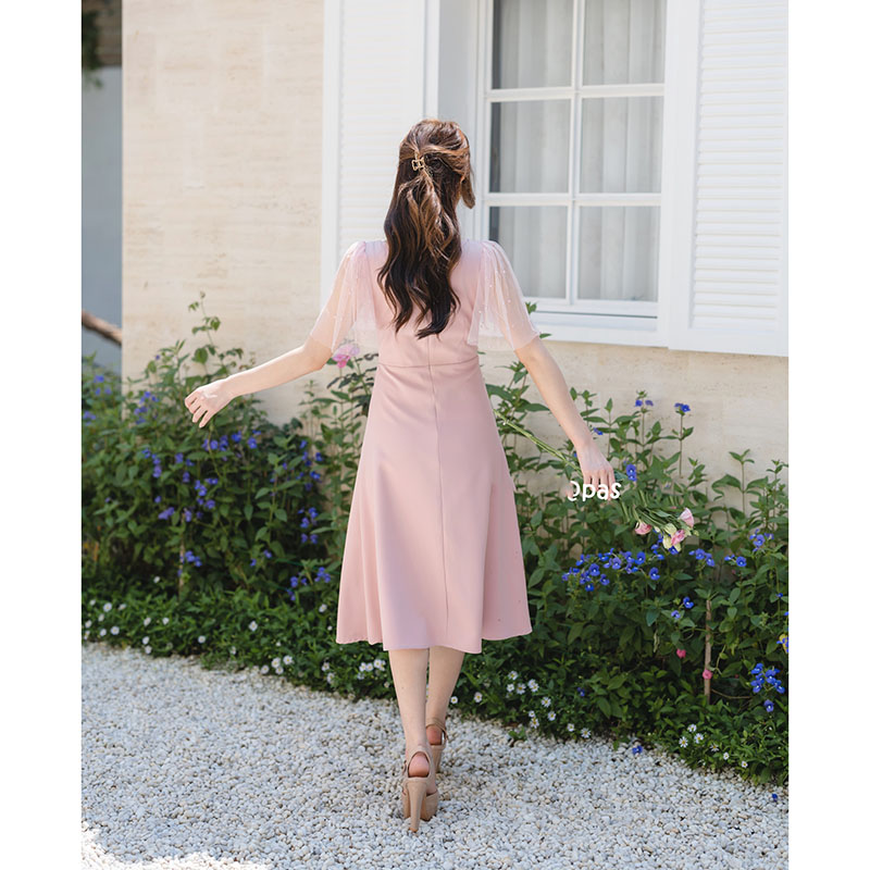 kudapy เดรสสั้นสีชมพู/สีครีม ดีไซน์เพื่อเอาใจสาวหวาน ช่วงเสื้อเป็นคอวีกว้างแต่ไม่ลึกเกินไป เดรสกระโปรงบานพลิ้วๆ แขนเสื้อเป็นทรง Bell ทำด้วยผ้าโปร่งแต่งลูกปัดมุกละมุนสุดๆ