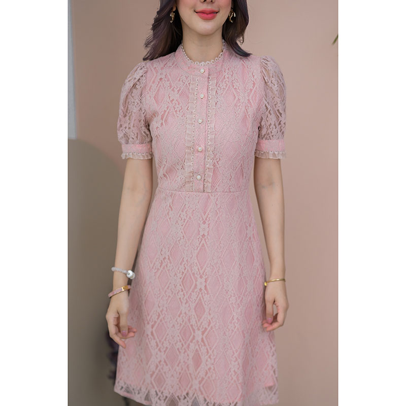 kudapy เดรสสั้นสีชมพู/สีขาว ลูกไม้คอสูง ดีเทลแต่งลูกไม้รอบคอ รอบแขน และช่วงอกเป็นกระดุมมุกถอดได้จริง แต่งลูกไม้ซ้อนผ้าแก้ว