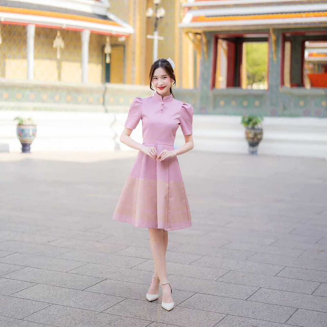 kudapy เดรสสั้นสีชมพู/สีขาว ผ้าลายไทยโบว์ไหล่เข้ารูปยาว ใส่ออกงานสวยดูดี