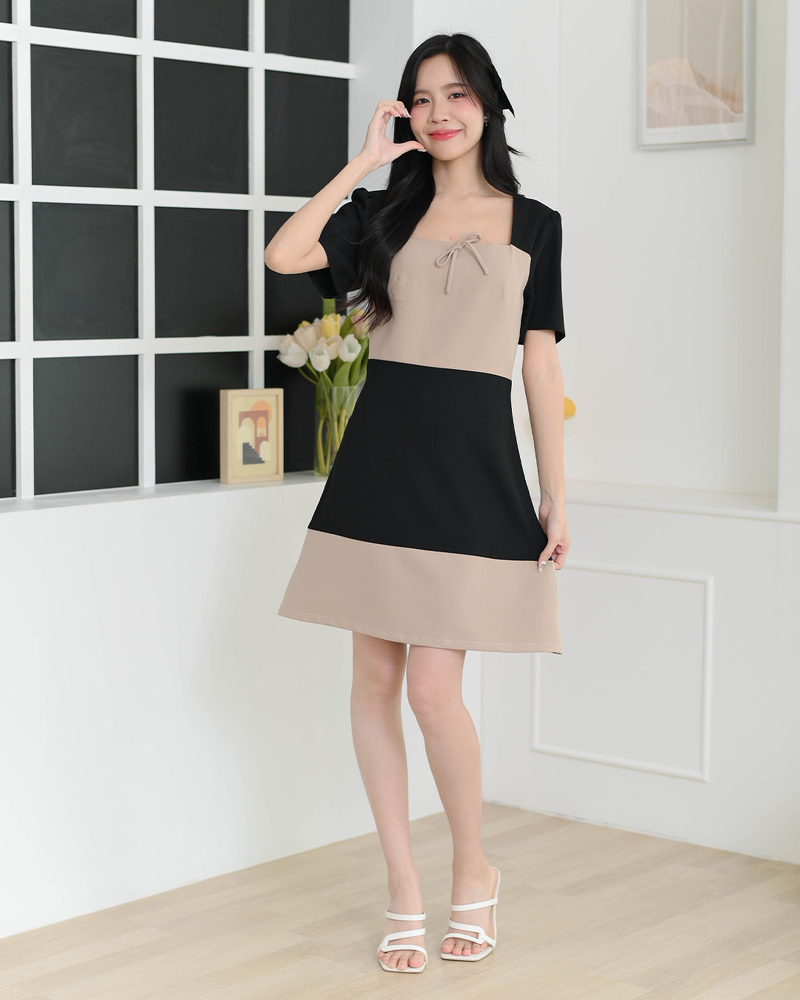 kudapy เดรสแขนสั้นดีไซน์คอเหลี่ยม เล่นสีทูโทนรอบอกและชายกระโปรง แต่งเชือกโบว์เล็กๆเพิ่มความน่ารัก