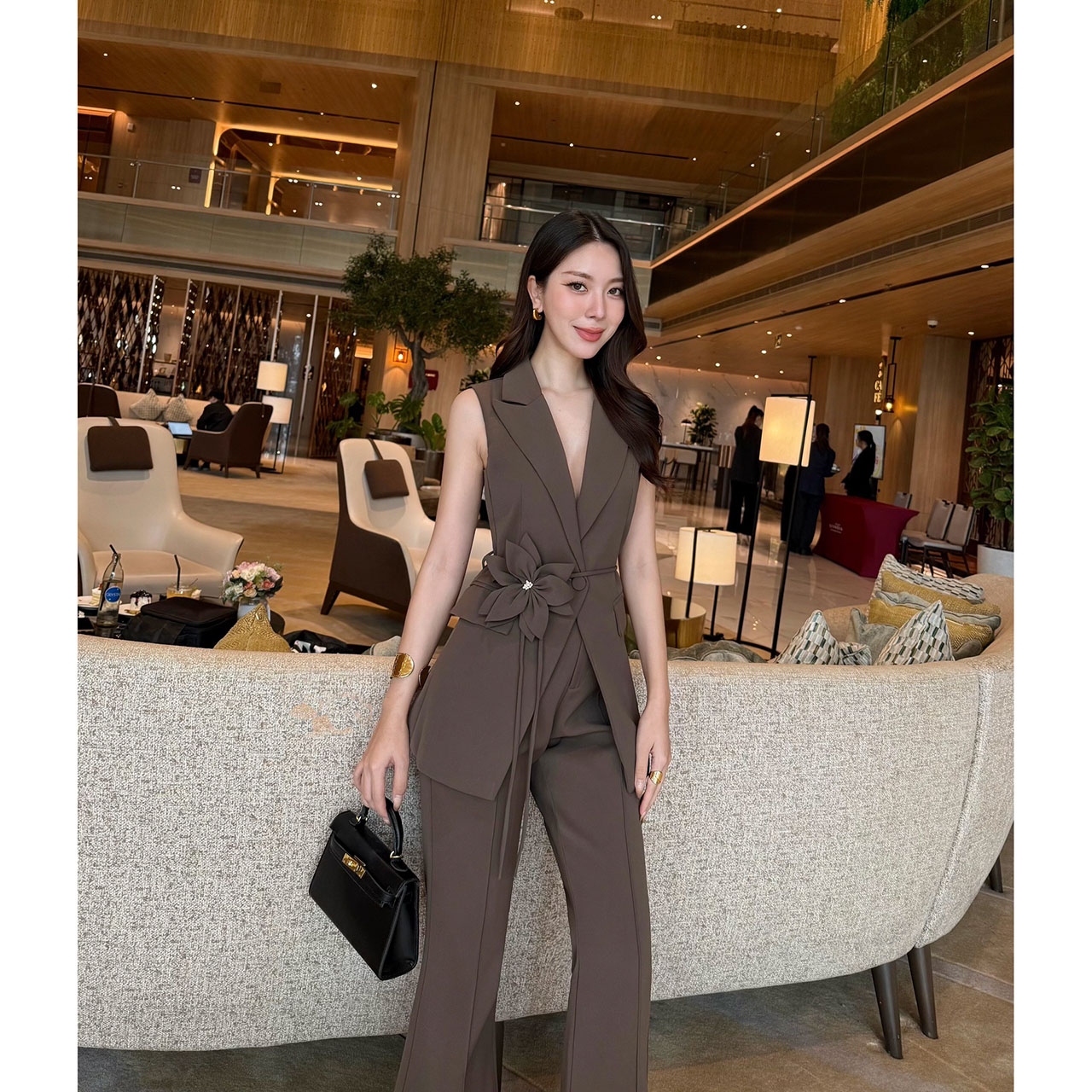 kudapy เซ็ทแขนกุดมาพร้อมกับกางเกงขายาว มีซับในทั้งตัว เสื้อแขนกุดปกสูท เย็บเข้ารูป กระเป๋าจริง