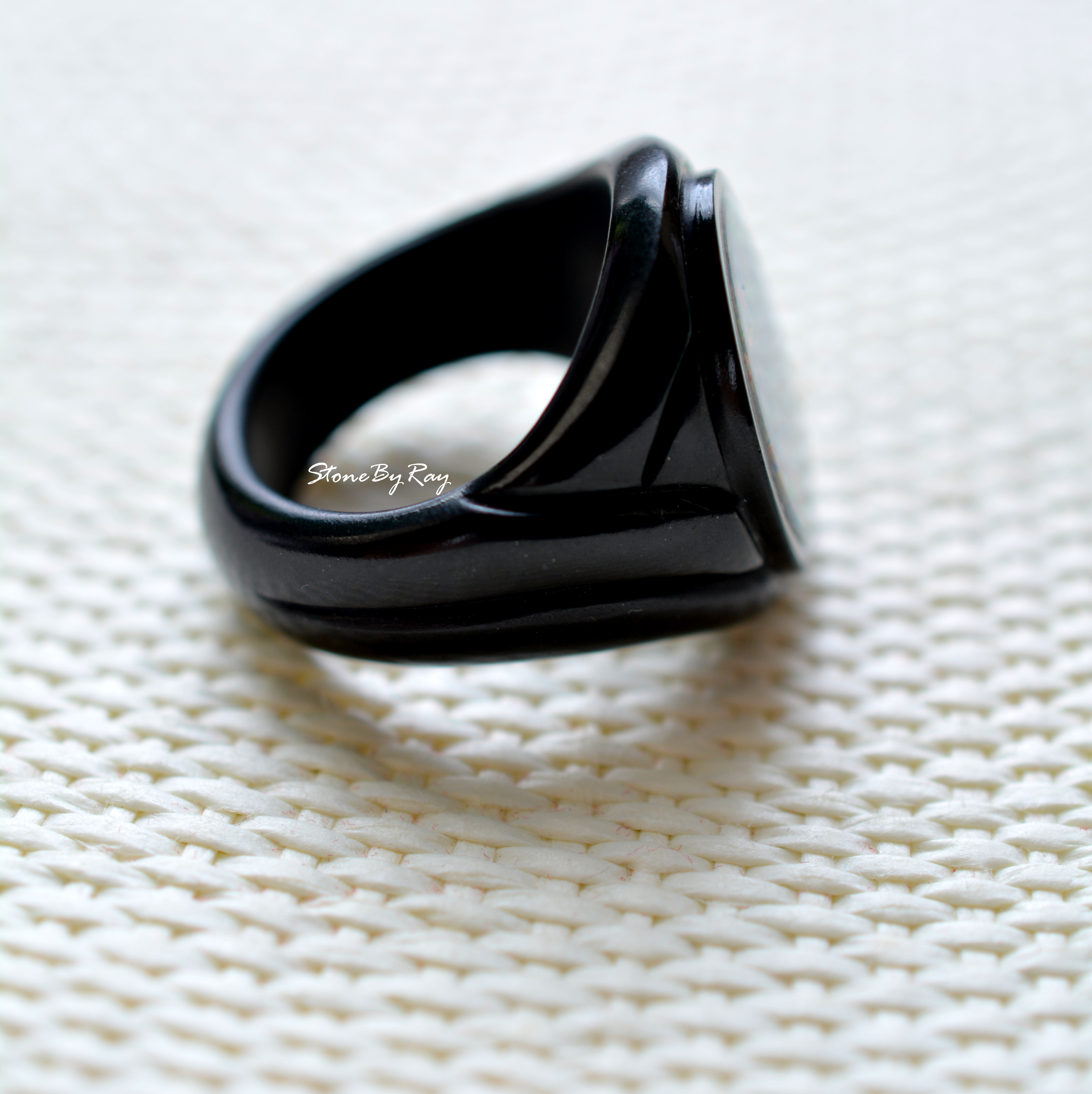 พลอยโอปอลดีไซน์กับแหวนหินออนิคแกะสลัก (Opal with onyx carved stone ring.)