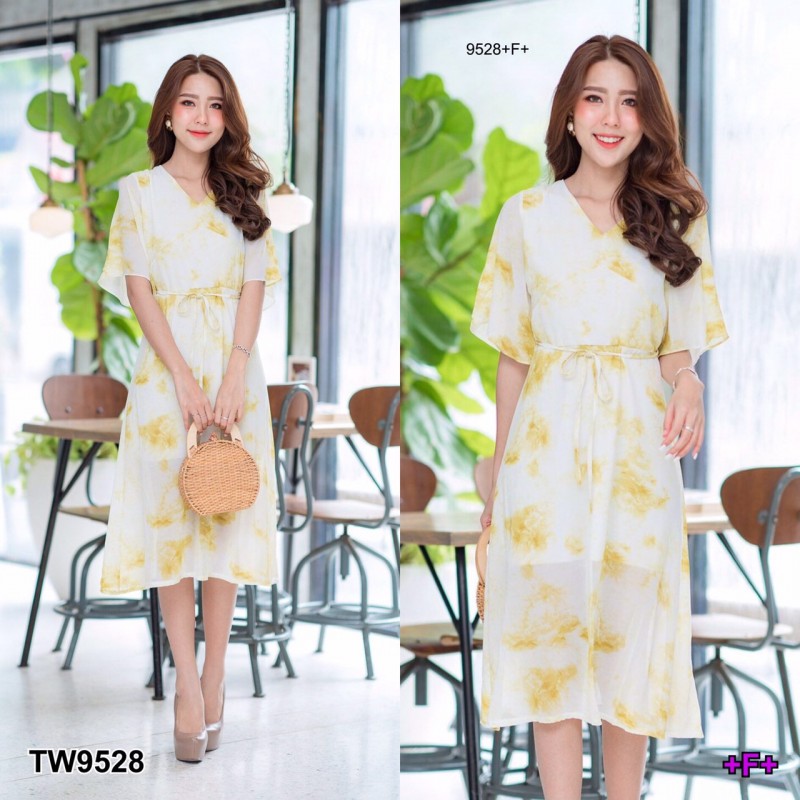 kudapy Dress เดรสคอวีแขนบานใส่ไปทะเล ซิปหลังยาว มีเชือกผูกเอว เนื้อผ้าชีฟองลายคลาาสสิค