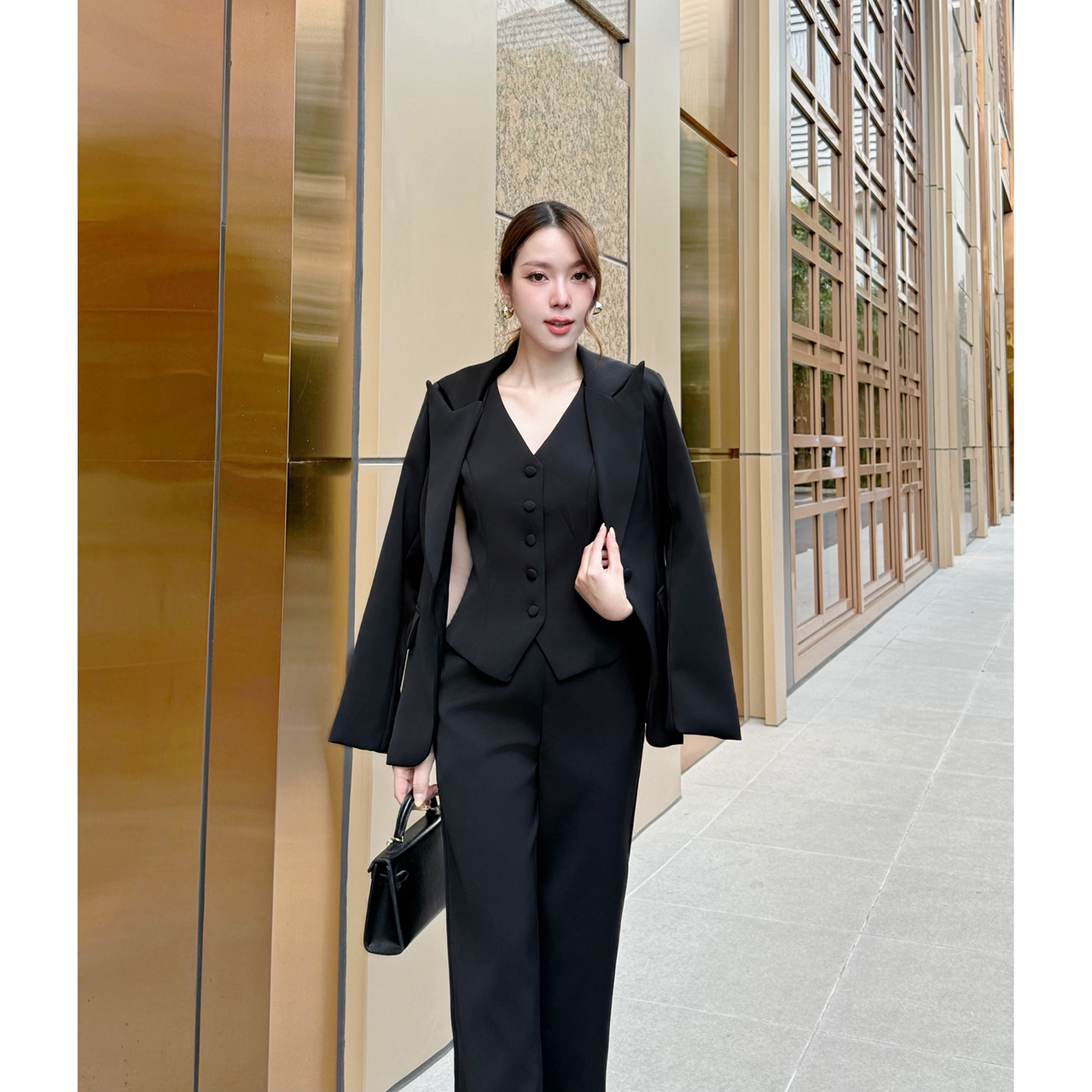 kudapy เซทเสื้อสูท+กางเกง+เสื้อเวส เป็นเซ็ทสูท ทรงโอเวอร์ไซส์นิดๆ แต่งกระดุมจริงด้านหน้า กระเป๋าจริง มีซับในทั้งตัว