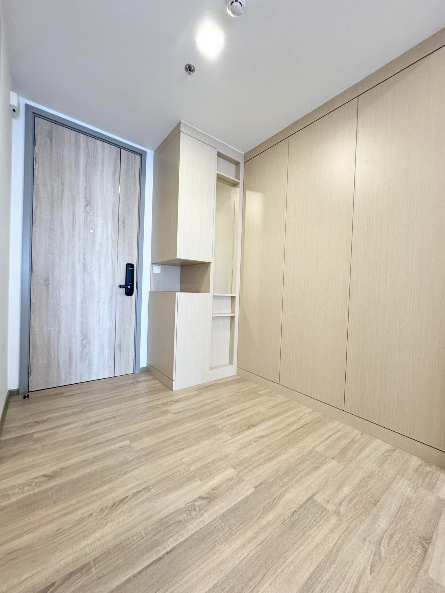 สนใจชมห้องติดต่อได้เลย Line ID: Smile-easy ปล่อยเช่าคอนโด xt phayathai (เอ็กซ์ที พญาไท) - 1ห้องนอน 1ห้องน้ำ 1ห้องนั่งเล่น - ใกล้ BTS พญาไท - ขนาดห้อง 43 ตรม. ชั้น 19