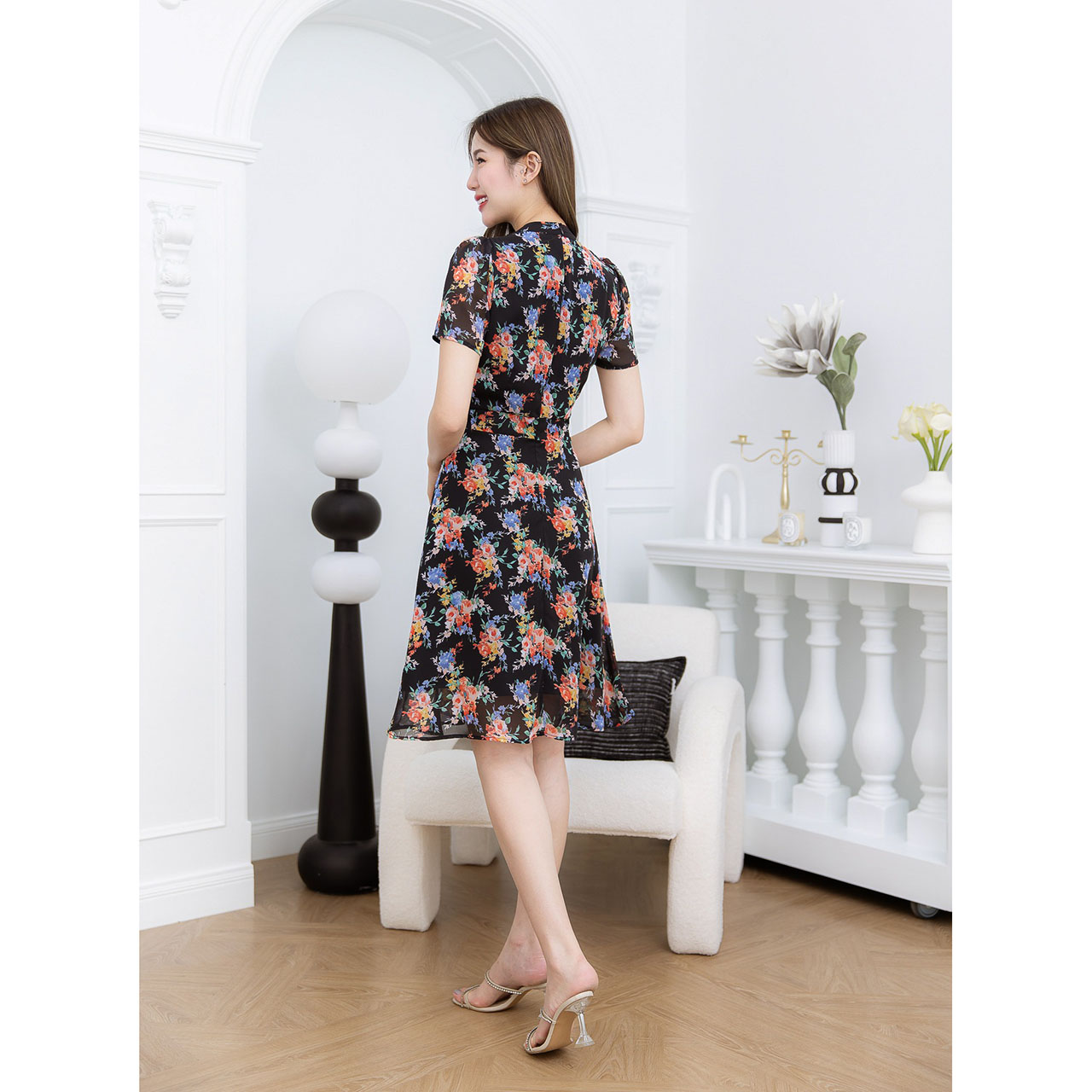 kudapy เดรสสั้นสีเหลืองพาสเทล/สีดำ ผ้าชีฟองลายดอก แต่แฝงด้วยความหรู ช่วงคอสูง เย็บจับจีบช่วงคอและเอวดูมีเลเยอร์