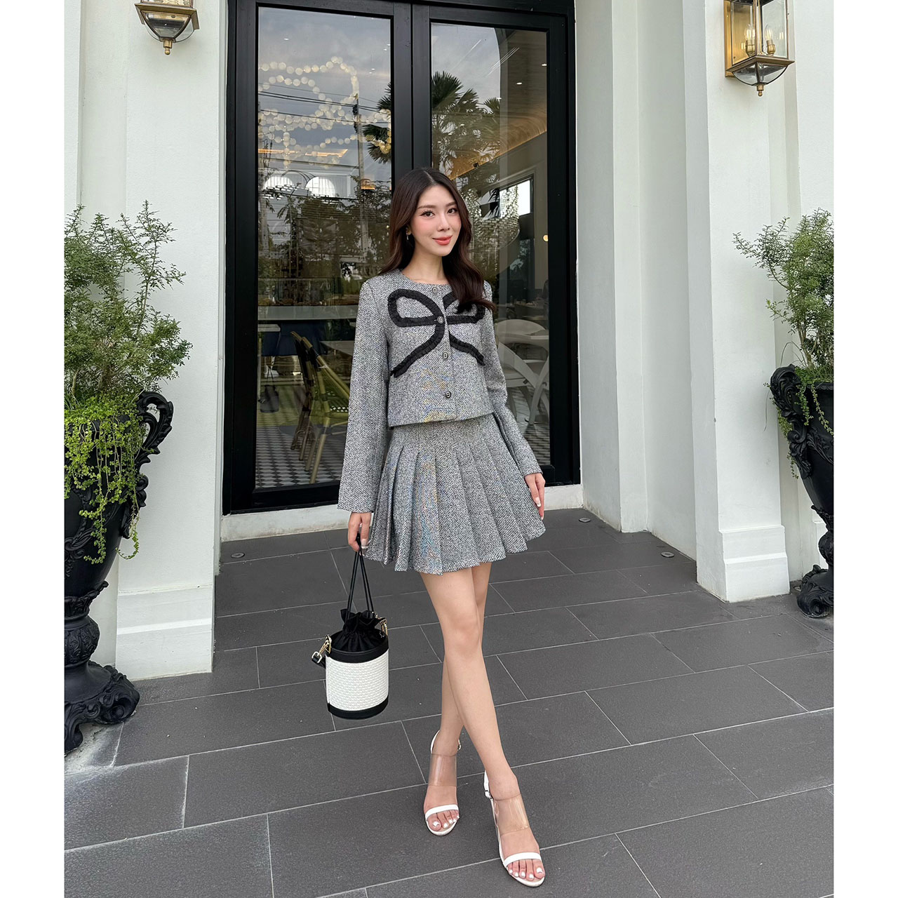 kudapy ชุดเซ็ททวิตผ้าพรีเมี่ยม ผ้าทวิตทอพิเศษใช้ด้ายดำสลับสีทองและเทาแต่ง กระโปรงแต่งจีบ มีดีเทลพิเศษเพิ่มความหรูหรา