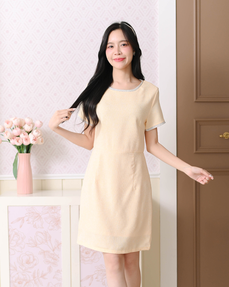 kudapy เดรสแขนสั้นคอกลม เนื้อผ้าทวีดมีกิมมิคลายทอใส่สบายแทบไม่ต้องรีด เพิ่มกิมมิคกุ๊นขอบคอและแขนด้วยผ้าทวีด จับเกล็ดเข้ารูปเอวสวย