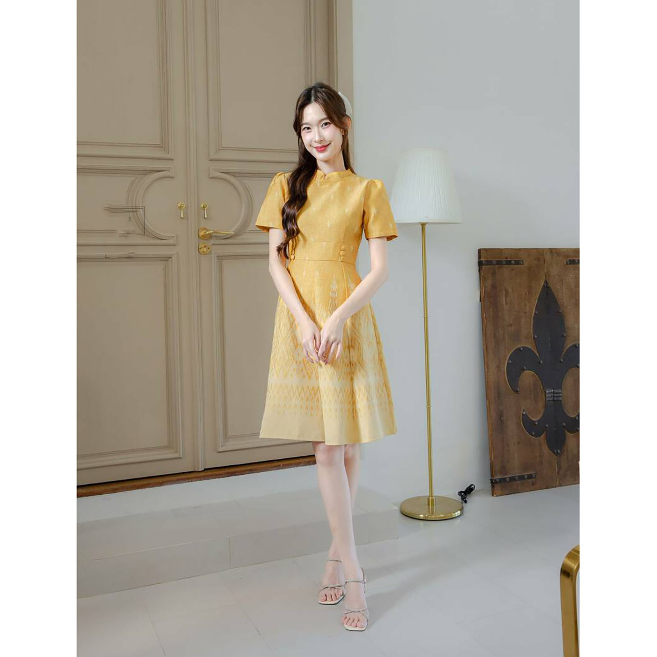 kudapy เดรสสั้นสีเหลือง ผ้าไทยคอกลมแต่งกระดุมเอว