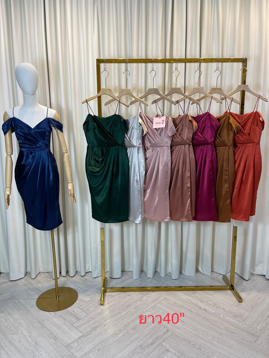 kudapy เดรสสั้นเปิดไหล่ แต่งสายเดี่ยว สีโรสโกลด์ ,น้ำตาลอิฐ ,เขียวแก่ ,ชมพู ,กรมท่า ,เทา ,แดงเลือดหมู ผ้าเปเป้ไม่ยืด กปสั้นอ้อมแขน กปจีบสั่น