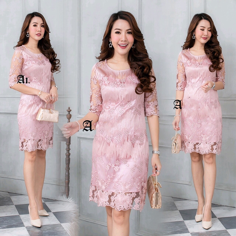 kudapy ชุดเดรสผ้าลูกไม้สีชมพู แขนสั้น ไหล่และแขนลูกไม้ซีทรู มีซับในในตัวเนื้อดี ซิบซ่อนด้านหลัง