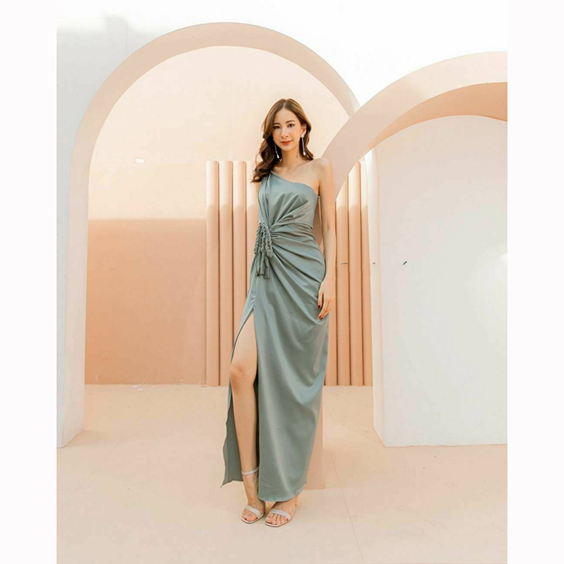 kudapy เดรสยาวสีเขียวมิ้น/สีชมพู/สีชาไทย ไหล่เฉียงสไตล์ เพิ่มลูกเล่นและดีเทลด้วยสายเปียถักเพิ่มความ chic แต่แฝงไปด้วยความเรียบหรู