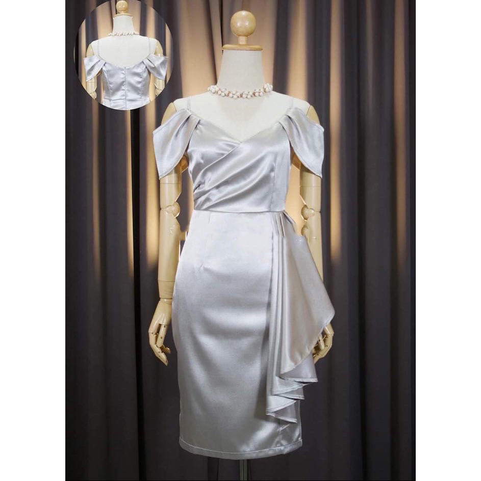 kudapy เดรสสายเดี่ยวเปิดไหล่ สีชมพูพิ้งค์โกลล์, เขียวมรกต, ทองโรสโกลล์ ,แดง, กรมท่า,ส้มอิฐ ,ฟ้า ,เทา เดรสผ้าดัชเชทเงาวาวสวย สายเดี่ยวเปิดบ่า ทรงคิมเบอร์รี่ ช่วงอกป้ายไขว้ จับจีบ กระโปรงสอบ ผ่าหลัง