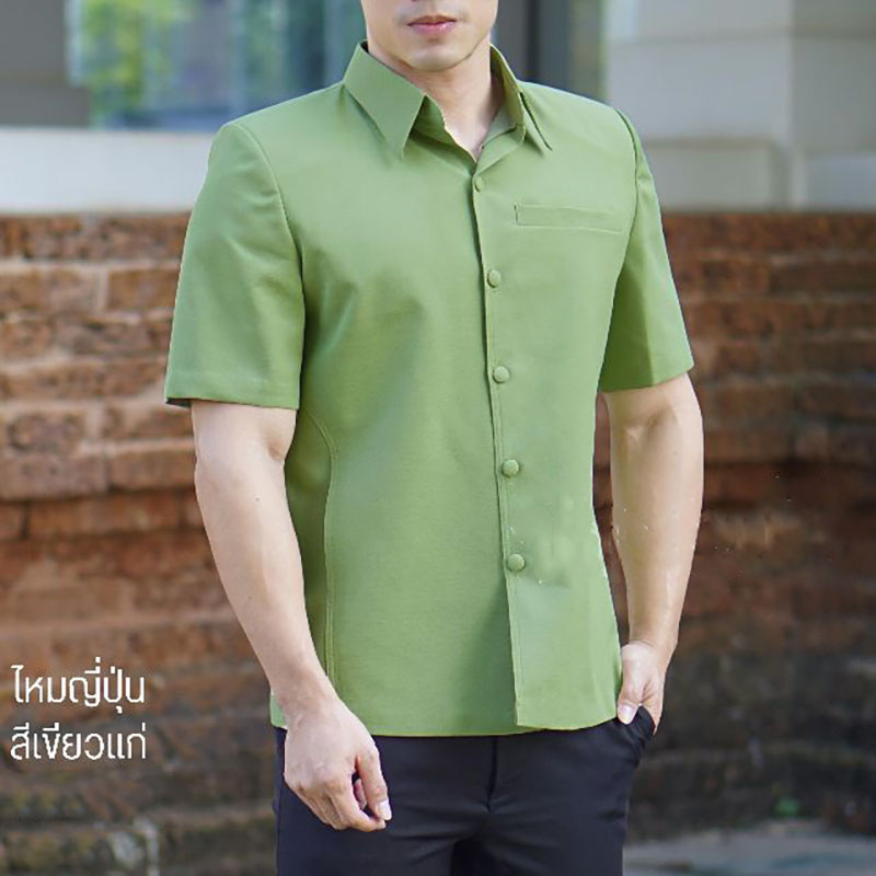 kudapy เสื้อสีเขียวแก่ เสื้อซาฟารี ผ้าไทย เสื้อผ้าไทยผู้ชาย คอเชิ้ต อัดผ้ากาว มีฟองน้ำเสริมไหล่ เสื้อผ้าไทยผู้ชาย คอพระราชทาน ผ่าหน้า แขนสั้น มีกระเป๋าด้านซ้ายบน