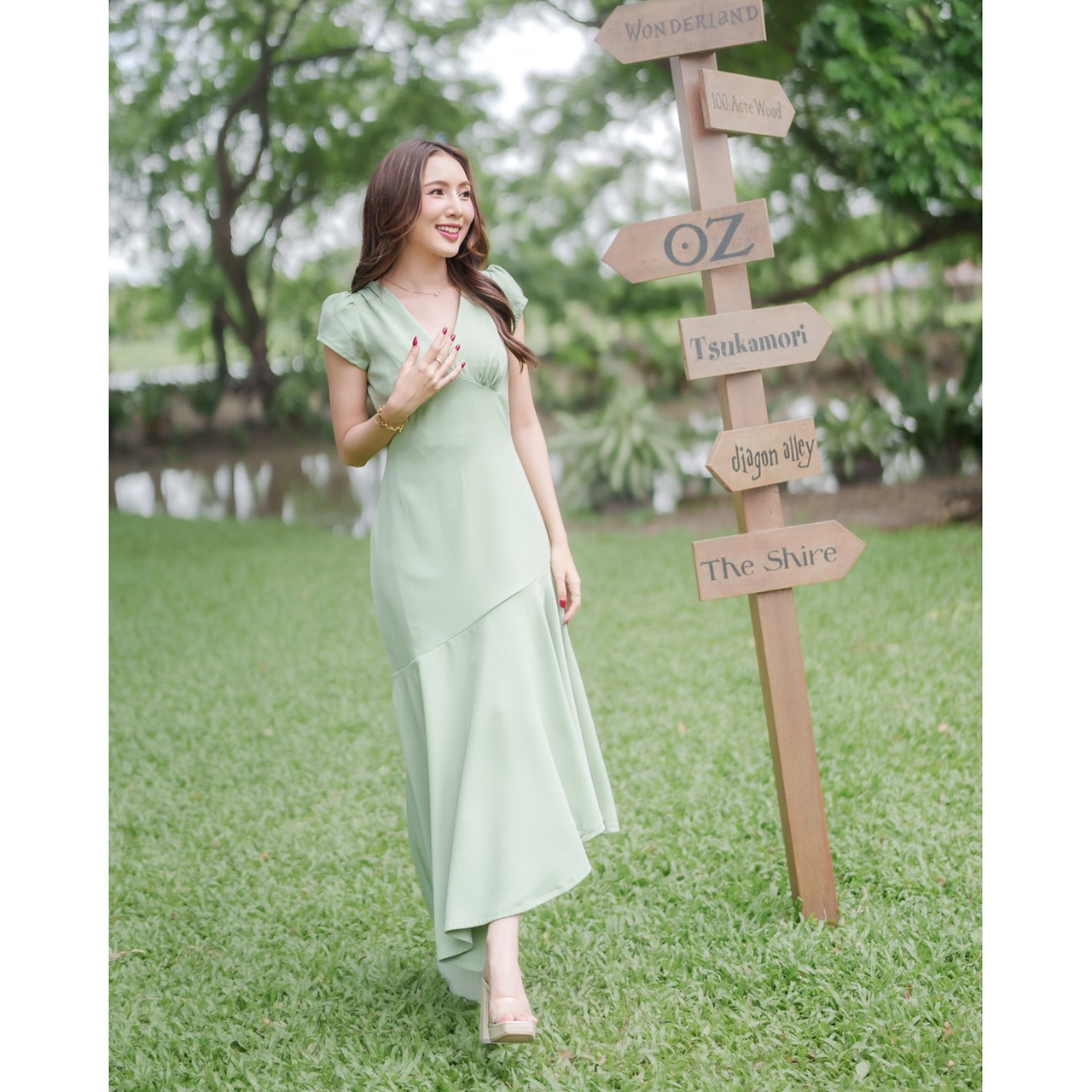 kudapy เดรสยาวดีไซน์คอวีเย็บรูดใต้อกช่วยขับรูปร่างให้ดูมีมิติ