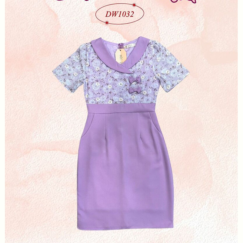 kudapy เดรสสั้นสีชมพู/สีเขียว/สีม่วง ผ้าฮานาโกะ แต่งผ้าอัดลายดอก ติดโบว์ คอบัวทรงเข้ารูป