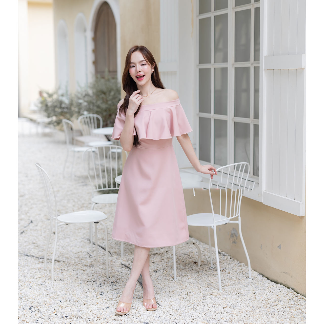 kudapy เดรสสั้นสีโอวัลติน/สีครีม/สีกรม/สีชมพู เปิดไหล่ดีไซน์สุดหวานมาพร้อมระบายช่วงอกเสริมลุคให้ดูโดดเด่นมีสไตล์