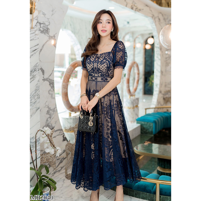 kudapy เดรสยาวสีขาว/สีชมพู/สีกรม/สีแดง คอเหลี่ยมลูกไม้มีซับ