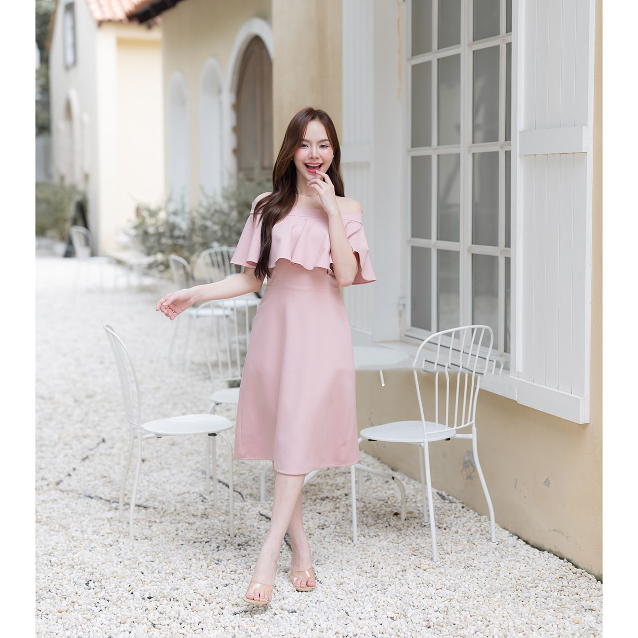 kudapy เดรสสั้นสีโอวัลติน/สีครีม/สีกรม/สีชมพู เปิดไหล่ดีไซน์สุดหวานมาพร้อมระบายช่วงอกเสริมลุคให้ดูโดดเด่นมีสไตล์