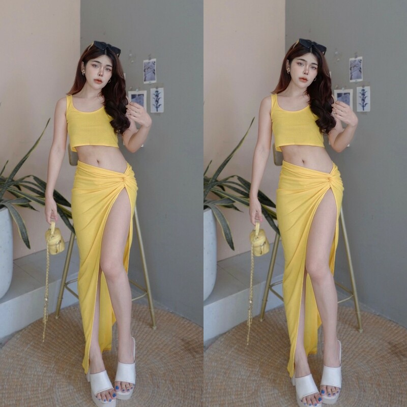 kudapy Set 2 ชิ้น เสื้อครอปแขนกุด ผ้าร่อง + กระโปรงยาวแต่งผ่าแหวกสูง ใส่เที่ยวทะเล