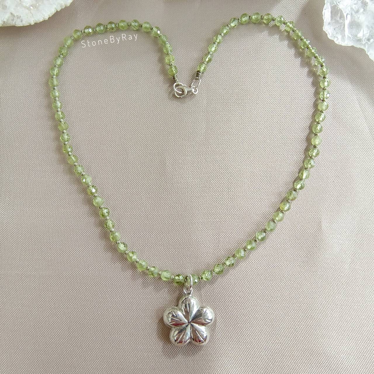 สร้อยคอเพอริดอทเจียรเหลี่ยมจี้เงินแท้รูปดอกไม้ Peridot