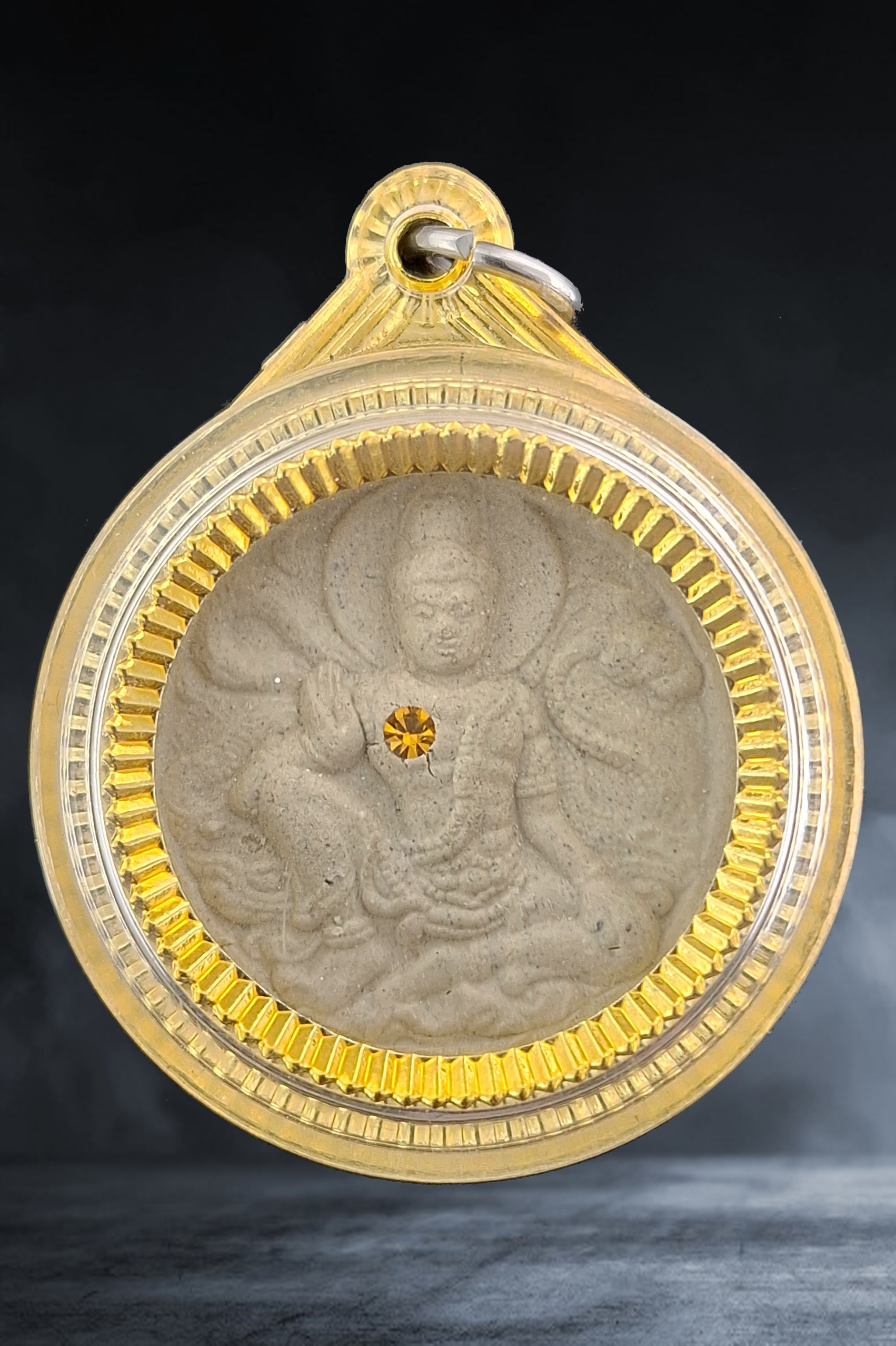 พระผง จตุครารามเทพ วัดทวีการะอนันต์ (วังสีชมพู) จ.ปทุมธานี รุ่นรวยคูณทวี เนื้อผงฝังพลอยเหลือง ๒๕๕๐ เลี่ยมพร้อมใช้