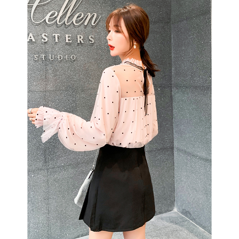 kudapy เสื้อสีชมพูอ่อนผ้ามุ้ง ลายจุดเล็กๆๆสีดำ แขนยาว ปลายแขนเสื้อจั๊ม แขนเสื้อเป็นผ้ามุ้งซ้อนกัน 2 ชั้น