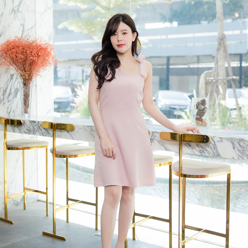 kudapy เดรสสั้นสีชมพู เป็นแบบคอปาดเฉียงไหล่เดียว แต่ใส่ง่ายมากเพราะทำสายอีกข้างเป็นโบว์ผูกไหล่