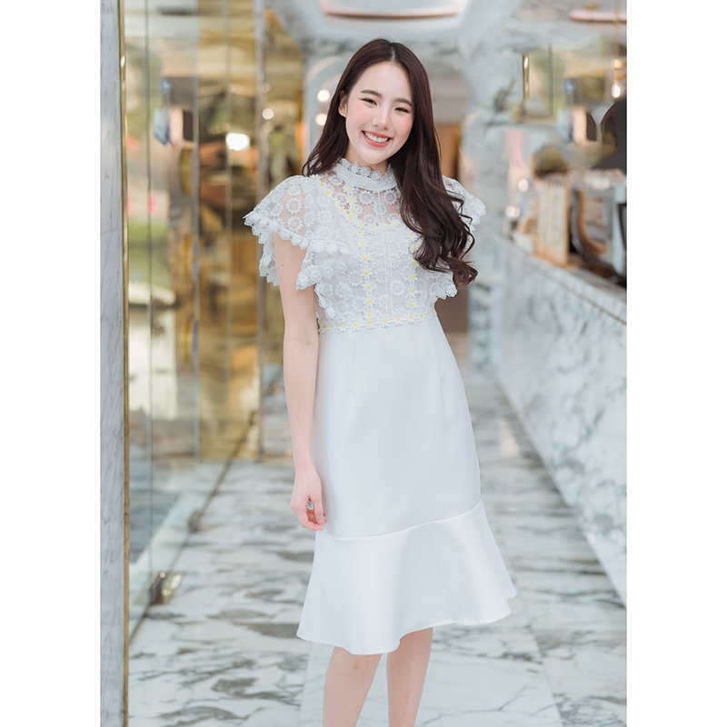 kudapy เดรสสั้นสีขาว ลูกไม้คอมุก เอวสูงใส่สวย ทรงเดรสสั้นใส่แล้วดูดีมากๆ แต่งดีเทลรอบไหล่ตามแบบ งานแต่งชายเดรสทรงหางปลา
