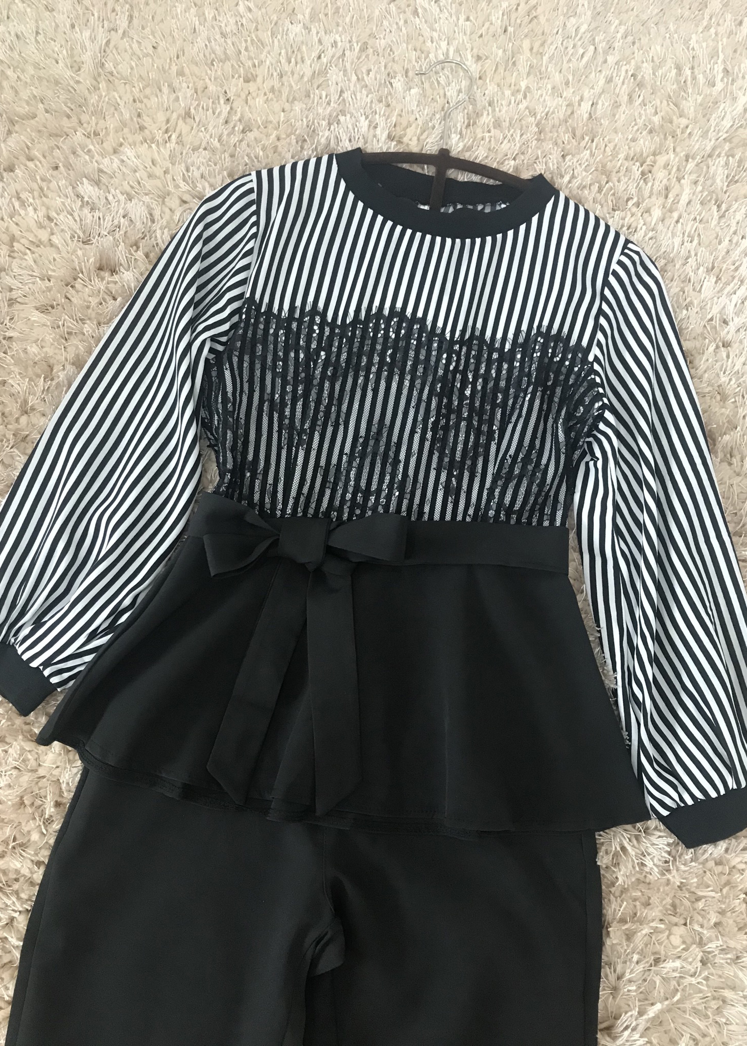 ชุดเซ็ท 2 ชิ้น เสื้อคอกลมสีดำแขนยาว เสื้อลายทางผสมลูกไม้ เข้าเซตกับกางเกงขายาวสีดำทรงกระบอกเล็ก