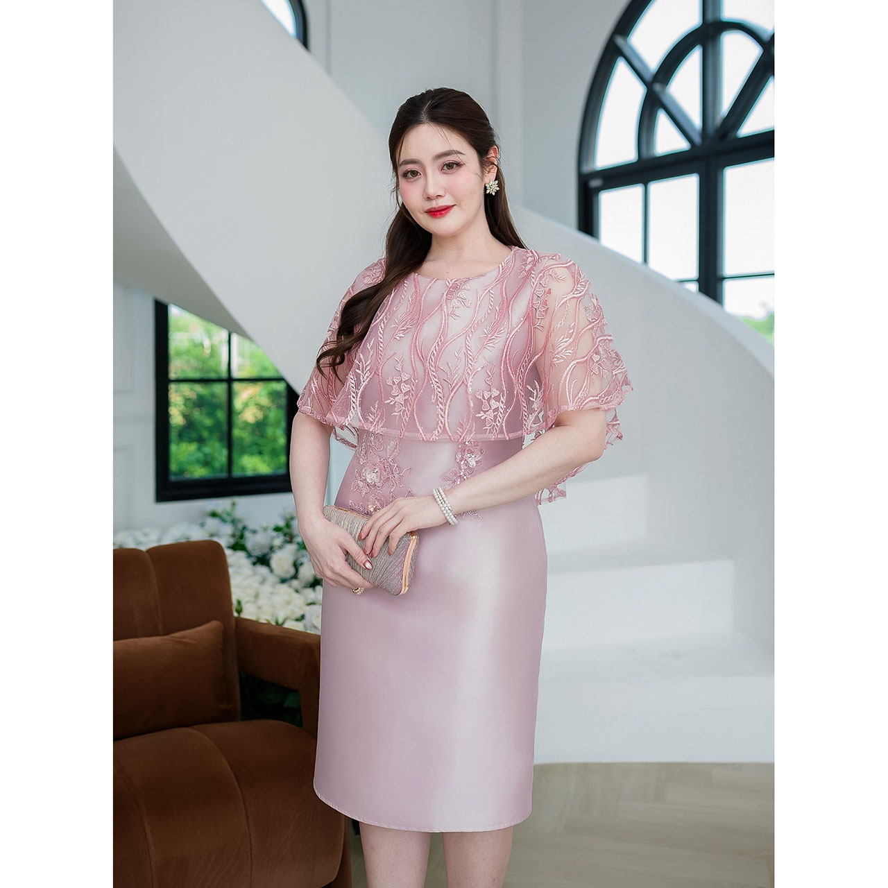 kudapyเดรสสั้นสีชมพูอ่อน ผ้าไหมงานดีไซน์คลุมไหล่ด้วยผ้าลูกไม้ปักลายแต่งเลื่อม ใส่สวยพรางต้นแขนได้อย่างดี