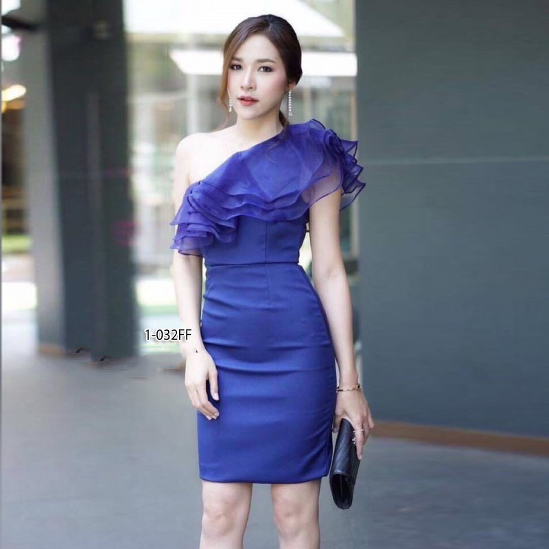 kudapy เดรสสั้นไหล่เฉียง แต่งระบายผ้าแก้ว ตัวเดรสงานผ้าซาร่า มีซิปข้าง ตีเกล็ดหน้า-หลัง เอวไม่สม็อค