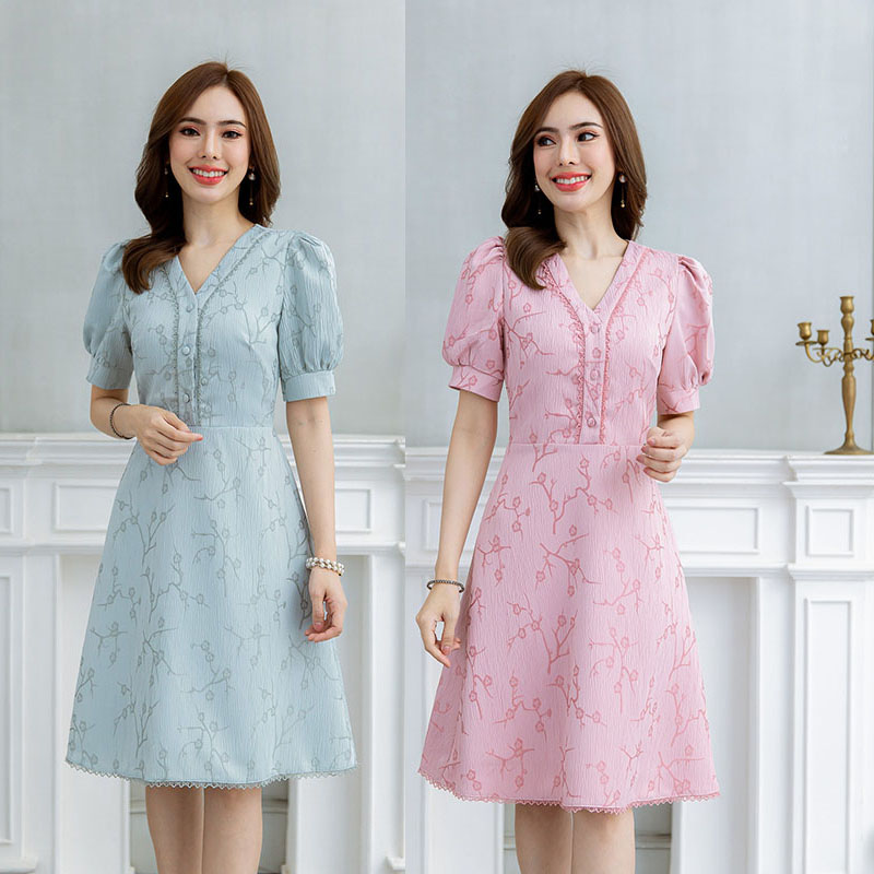 kudapy เดรสสั้นสีชมพู/สีเขียว ผ้าพรีเมียม โทนสีหวานพาสเทล เป็นผ้าทอลายดอกนูนสวย ชุดมีดีเทลกระดุมช่วงอก ถอดได้จริง