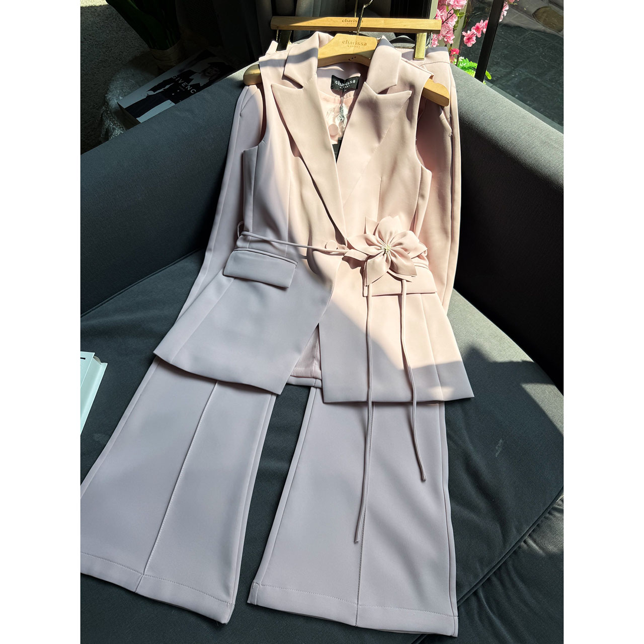 kudapy เซ็ทแขนกุดมาพร้อมกับกางเกงขายาว มีซับในทั้งตัว เสื้อแขนกุดปกสูท เย็บเข้ารูป กระเป๋าจริง