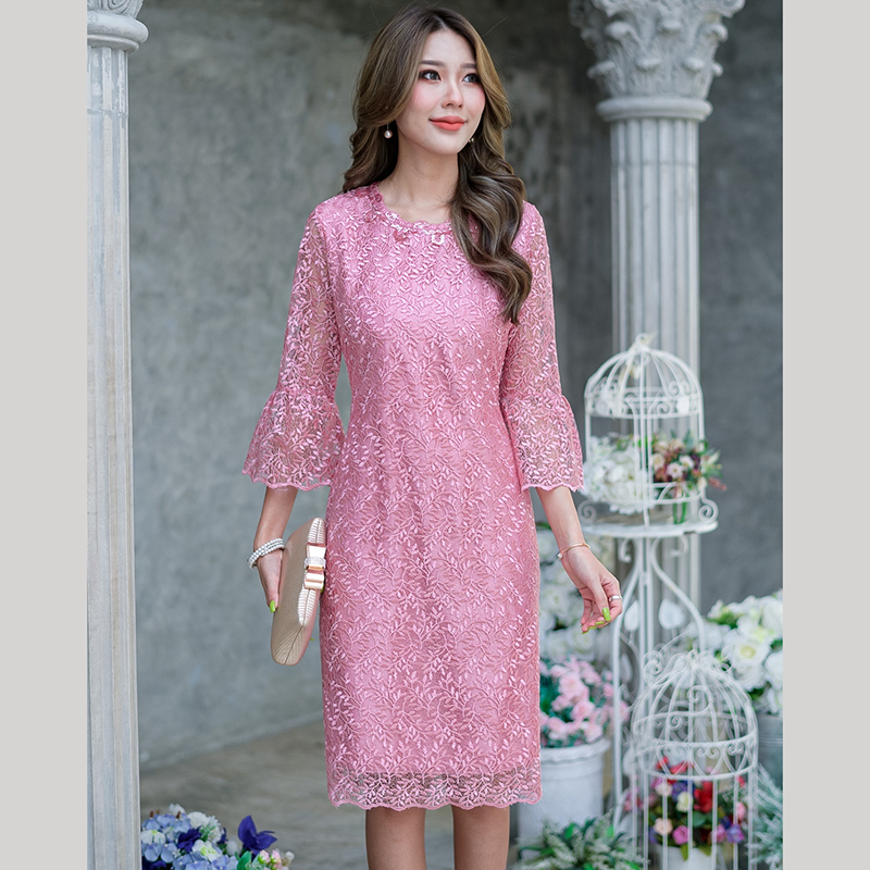 kudapy เดรสลูกไม้เนื้อเงาแขนสามส่วน สีม่วง สีชมพู ปลายแขนระบาย คอเสื้อแต่งเลื่อมเพิ่มความหรูหรา ผ้าสวยเกรดดี มีซับในทั้งชุด แต่งซิปหลัง