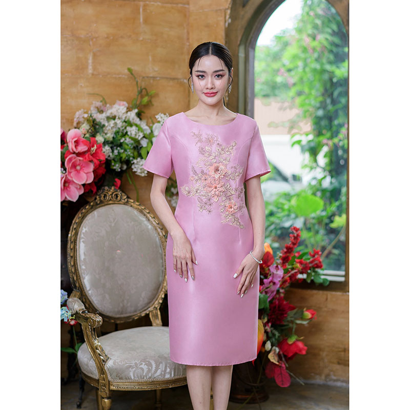 kudapy เดรสสั้นสีเทา/สีชมพู ผ้าไหมแขนสั้น มีดีเทลแต่งดอกไม้ปักสามมิติที่ช่วงอก งานปักสวย ลวดลายของดอกไม้ทั้งหมดนูนเป็นชั้น ตกแต่งด้วยมุกเป็นเกษรและเพชรตรงส่วนของใบไม้