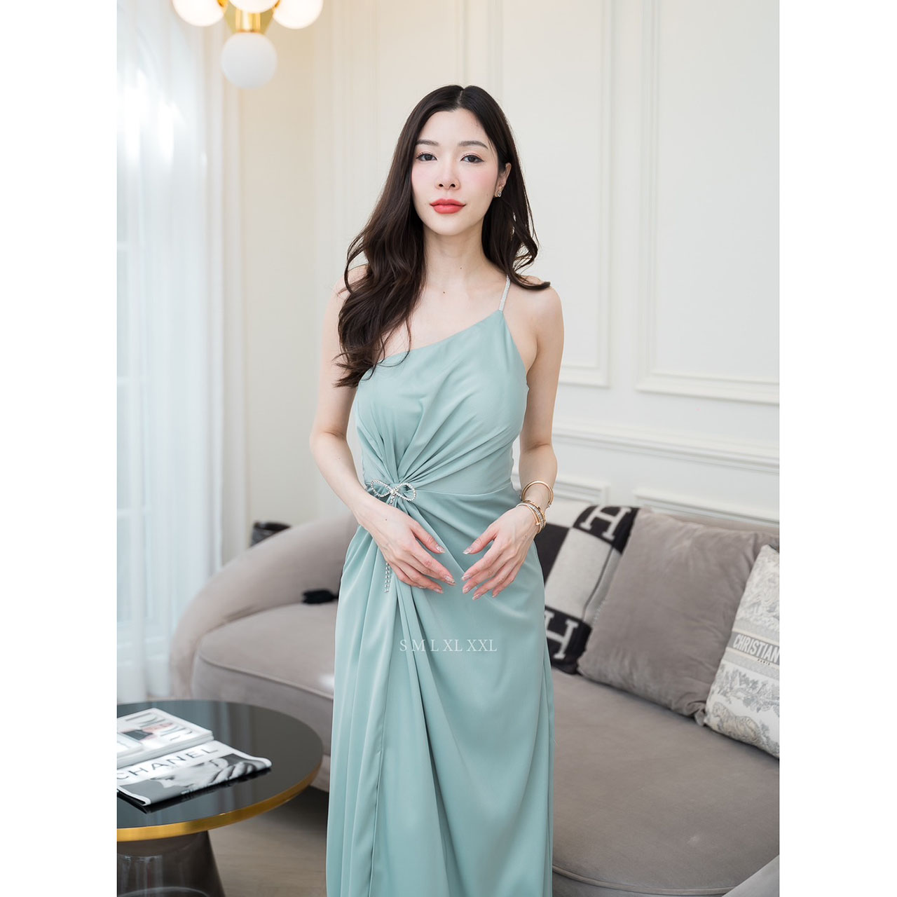 kudapy เดรสยาวสีโอวัลติน/สมิ้นอมฟ้า/สีชมพูกลีบบัว/สีกรม/สีชาเขียว ชุดราตรียาวไหล่เบี่ยงสายเพชรแต่งมัดเอวติดเข็มกลัดเพชรโบว์ งานพรีเมี่ยมผ้าเครปซาติน ซับในเกรดเอ ซิปด้านหลัง สวยหรู