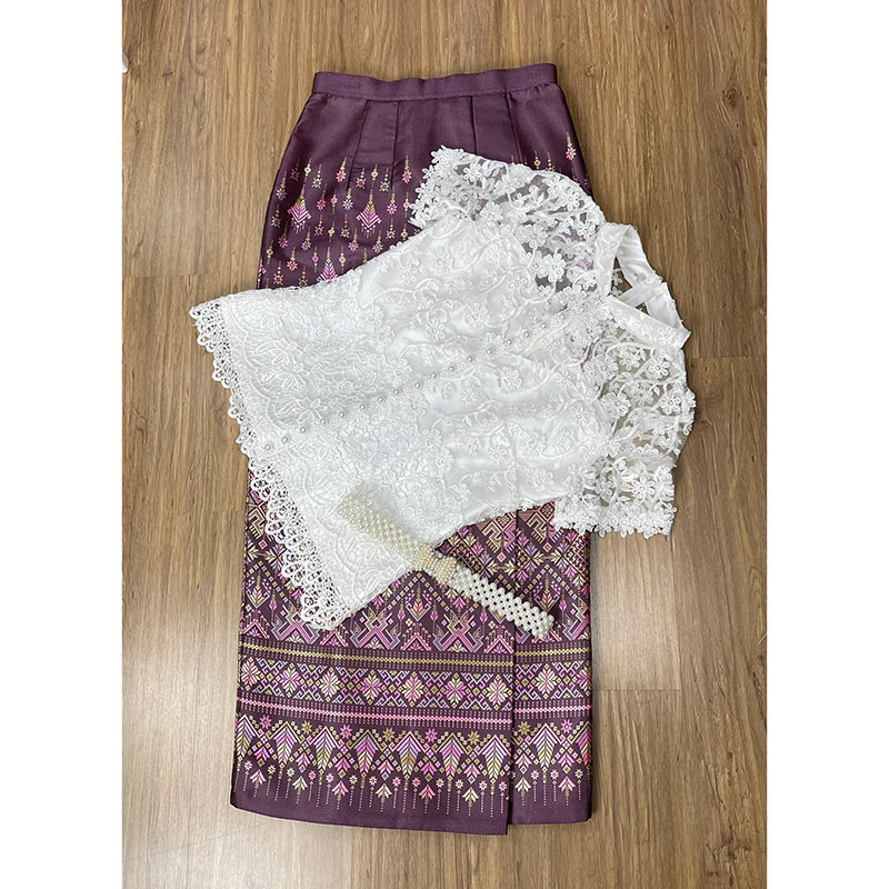 kudapy ชุดเซทลูกไม้ปัก 3D ดอกลอย ยกนูน สวยมาก คอจีน ซับใน 2 ชั้น อย่างดี แต่งมุขเรียงยาวถึงชายเสื้อ ซิปหลัง มาพร้อมกับผ้าถุงสำเร็จรูป