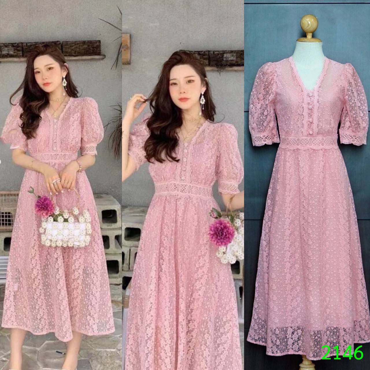 kudapy ดรสลูกไม้ยาวสีชมพู คอวี แขนสั้น ใช้ผ้าลูกไม้ปักลายเนื้อแน่นอย่างดี ตัดต่อดีเทลหลายจุดด้วยลูกไม้หลายลาย ช่วงอกแต่งกระดุม