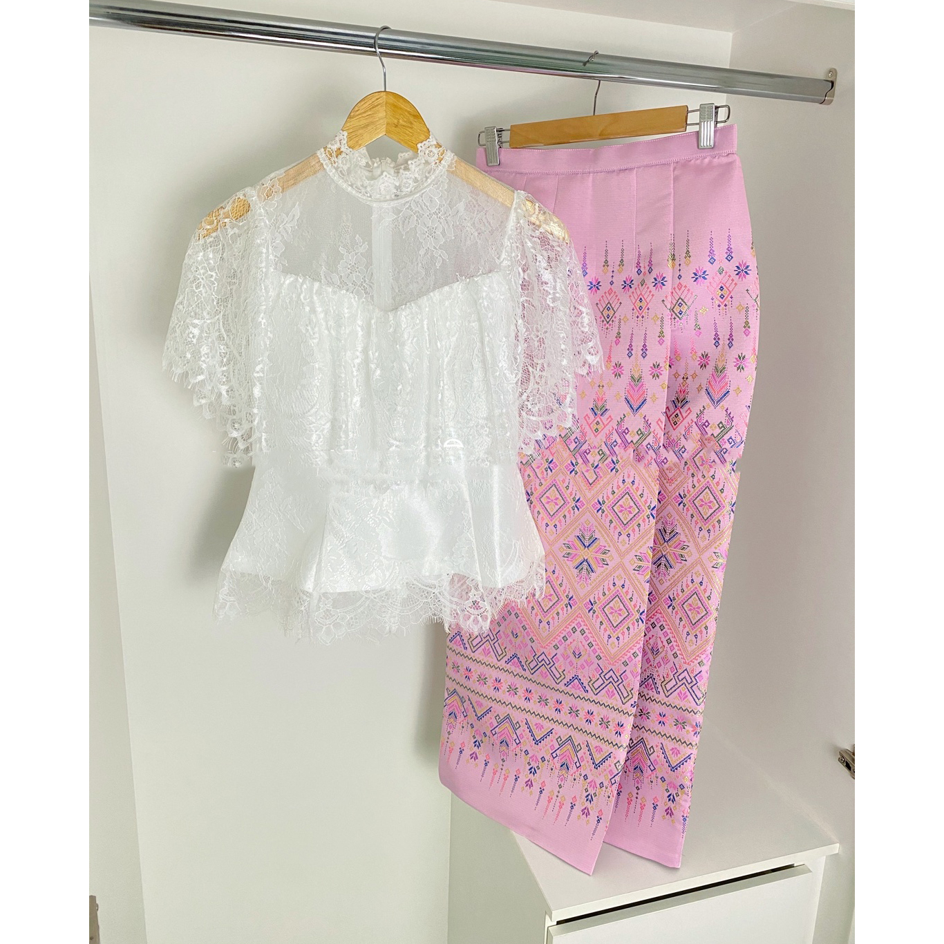kudapy เซตเสื้อไปงาน ชุดไปงานแต่ง เสื้อลูกไม้สีขาว + กระโปรงผ้าถุงสีชมพูม่วง พิมพ์ลายตามแบบ