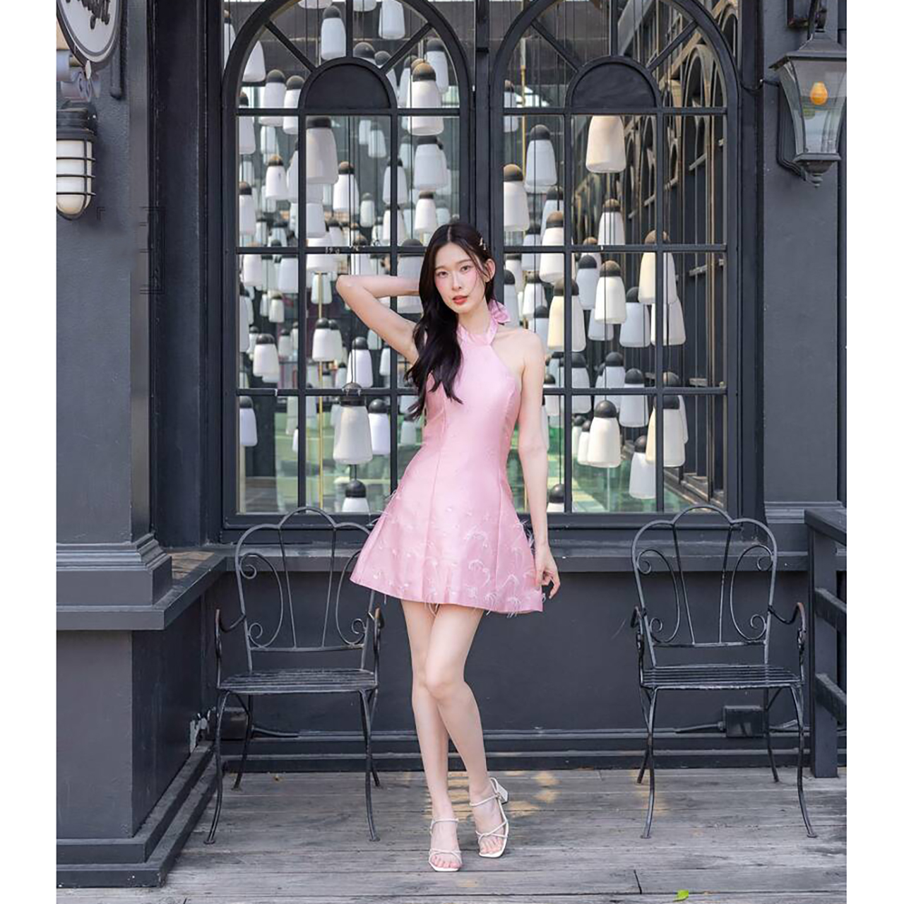 kudapy เดรสสั้นสีชมพู/สีขาว คล้องคอแต่งขนนก ใส่ออกงาน สวยน่ารัก