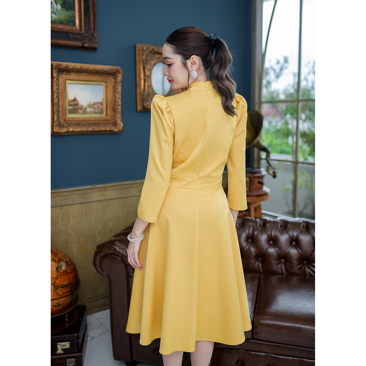 kudapy เดรสสั้นสีดำ/สีทอง ชุดไทยจิตรลดา ทรงแขนห้าส่วน ผ้าอัดกาวให้แล้วทั้งชุด เนื้อผ้านิ่มใส่สบาย เดรสความยาวคลุมเข่าใส่สวยสุภาพ