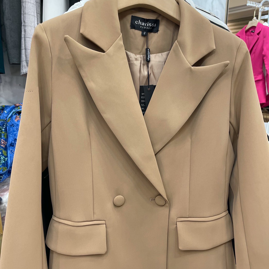 kudapy Set suit สีน้ำตาลเอริธโทน มาพร้อมกับกางเกงทรงกระบอกซิปตะขอหน้า กระเป๋าจริง ใส่ออกมาแล้วดูผอมสูง