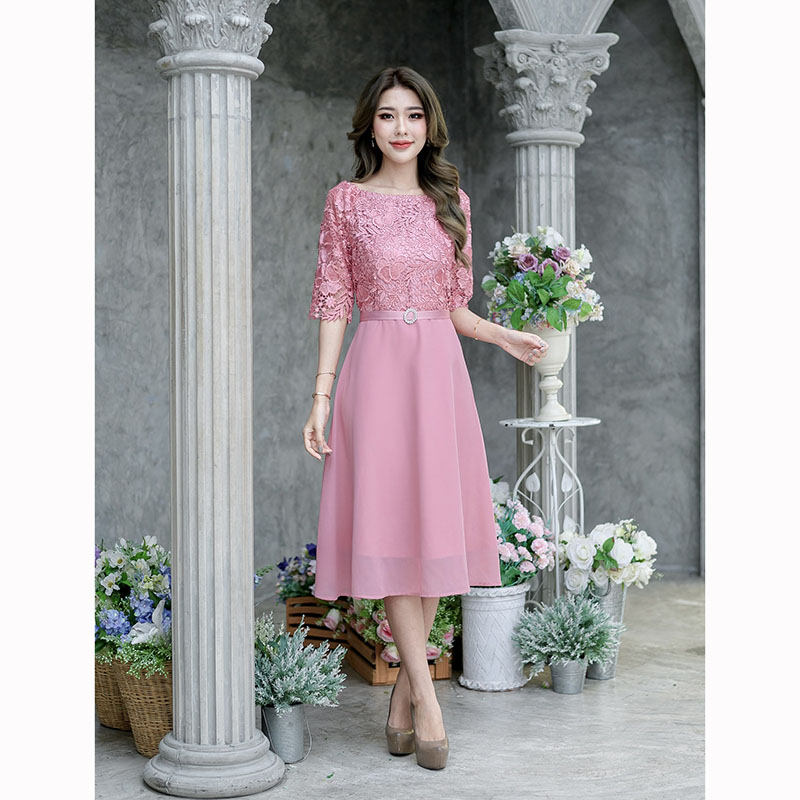 kudapy เดรสสั้นสีชมพู/สีเทา ลูกไม้เงาทรงแขนศอก ด้านบนเป็นผ้าลูกไม้เงาเนื้อดี ช่วงกระโปรงเป็นผ้าชิฟฟ่อนพริ้วๆ ทรงบานเล็กน้อยกำลังสวย