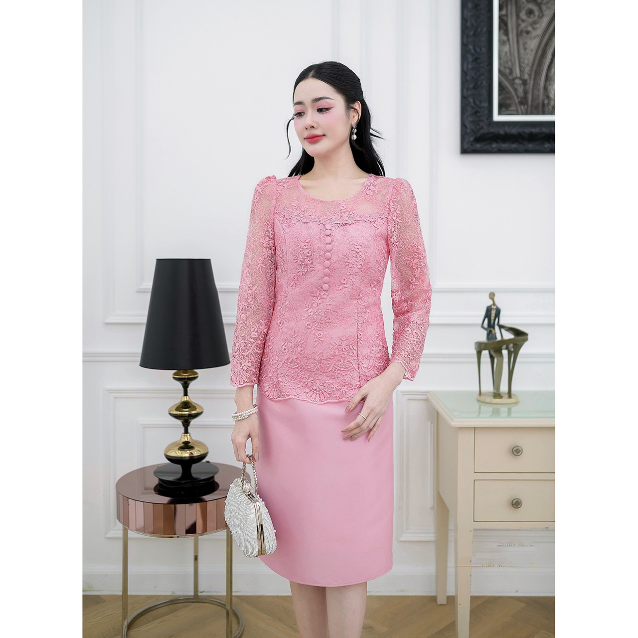 kudapy เดรสผ้าไหมแต่งลูกไม้ช่วงบนดีไซน์แขนยาวทรงสวยสุภาพ แต่งกระดุมด้านหน้าเรียงตัวสวย/เดรสผ้าไหมช่วงบนดีไซน์เย็บคลุมด้วยลูกไม้ซีทรูปักลายดอกไม้สวยหวาน