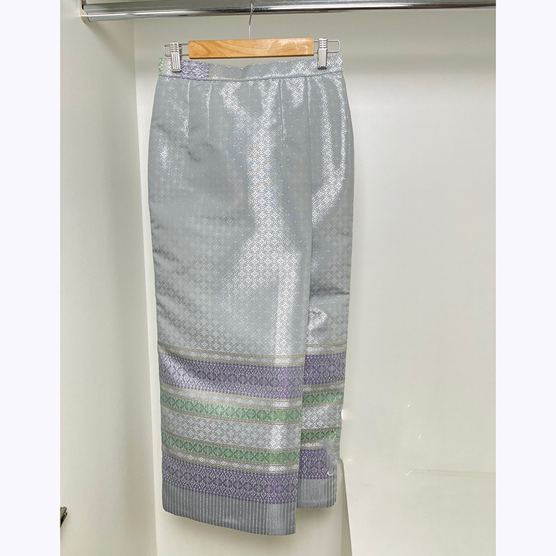 kudapy ชุดไทยผ้าไหมสีเทาสวยหรู จีบไหล่ยกตั้งขึ้น มีซิปซ่อนหลัง ตัดเย็บด้วยผ้าไหมอิตาลีอัดกาว มาพร้อมกับผ้าถุงไหมกวินตราทอเครื่อง ลายไทย