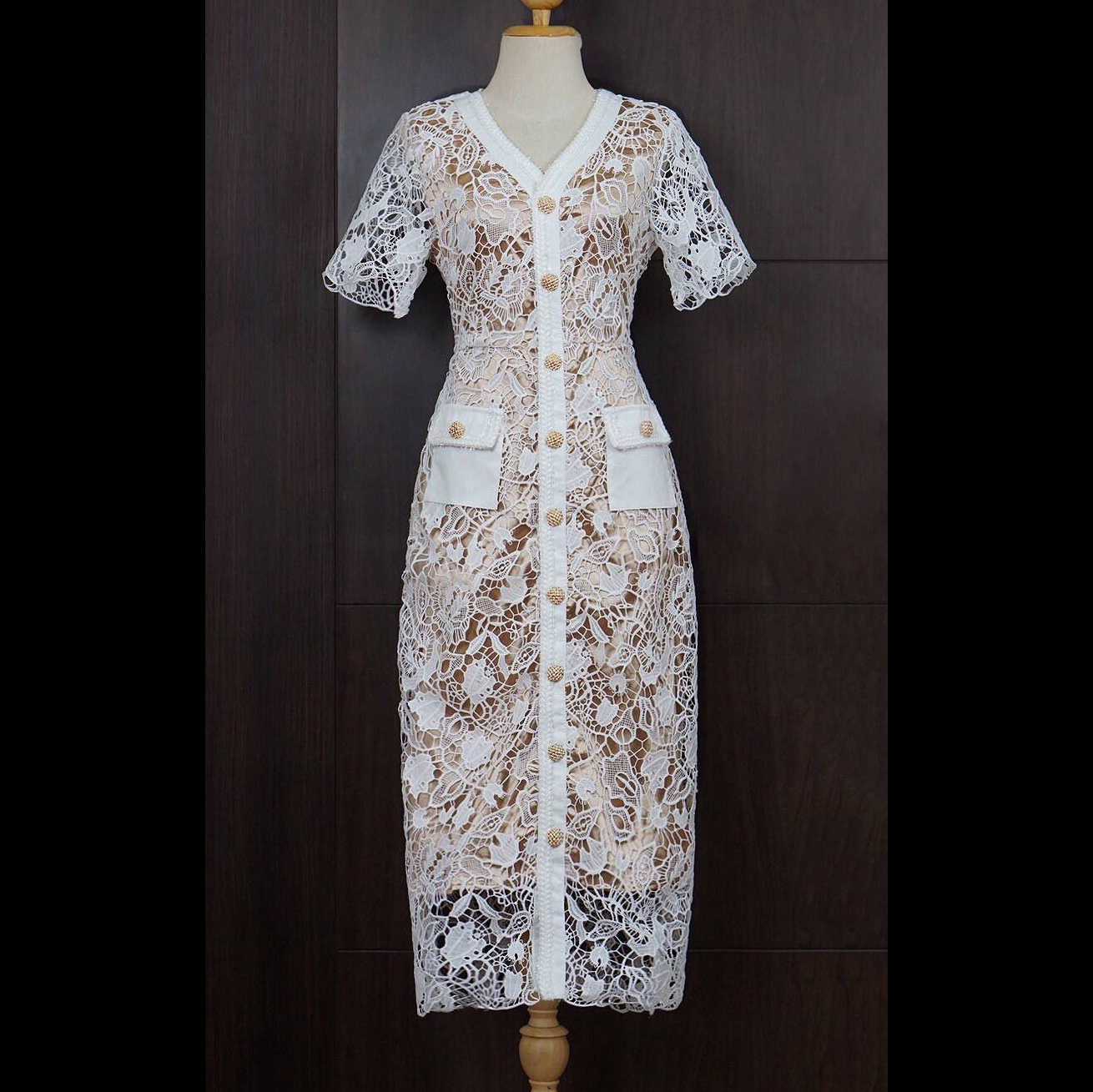 kudapy เดรสยาวกลางน่อง ผ้าลูกไม้ยาวทรงสอบ คอวีแต่งกระดุมทองด้านหน้า มีซิปหลัง กระเป๋าจริงทั้ง 2 ข้าง