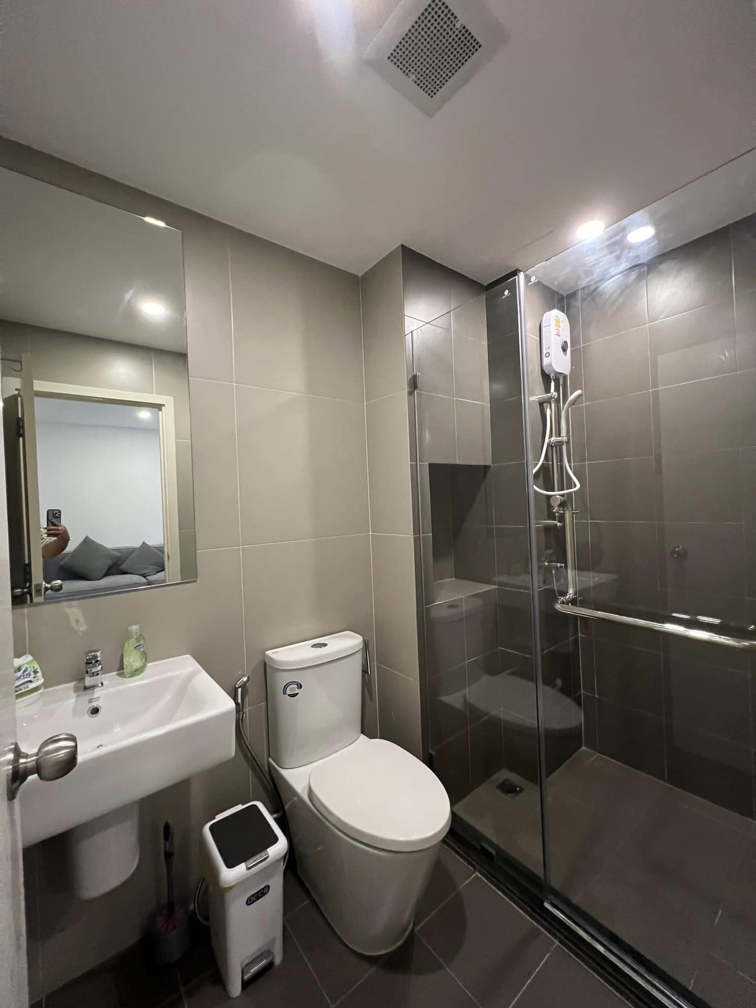 สนใจชมห้องติดต่อได้เลย Line ID: Smile-easy ปล่อยเช่าคอนโด Elio Sathorn - Wutthakat (เอลลิโอ สาทร - วุฒากาศ) - 1ห้องนอน 1ห้องน้ำ 1ห้องนั่งเล่น - ใกล้ BTS วุฒากาศ - ขนาดห้อง 31.40 ตรม. ชั้น 40 ตึก A