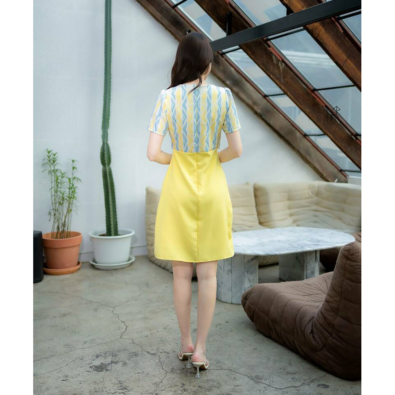 kudapy เดรสสั้นสีชมพู/สีเหลือง/สีฟ้า แต่งกั๊กลายไทยผูกโบว์