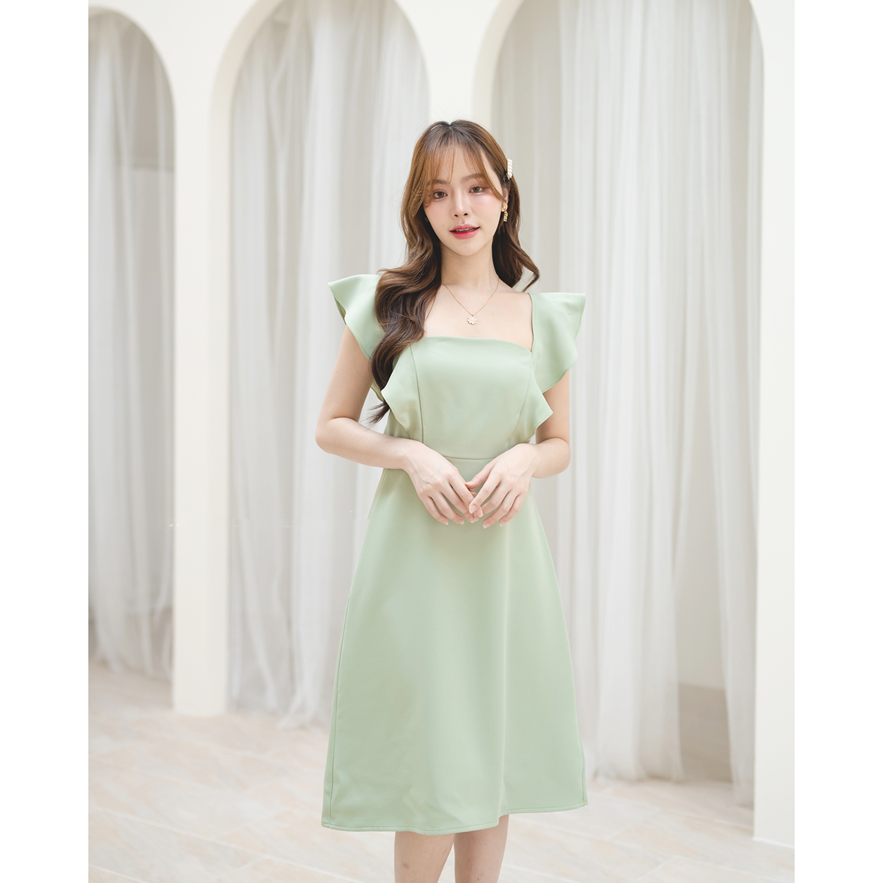 kudapy เดรสทรงคอเหลี่ยม ช่วงกระโปรงเป็นทรงเอ ช่วยsafeสาวๆที่มีสะโพกได้ดี ความยาวแบบคลุมเข่าพอดี